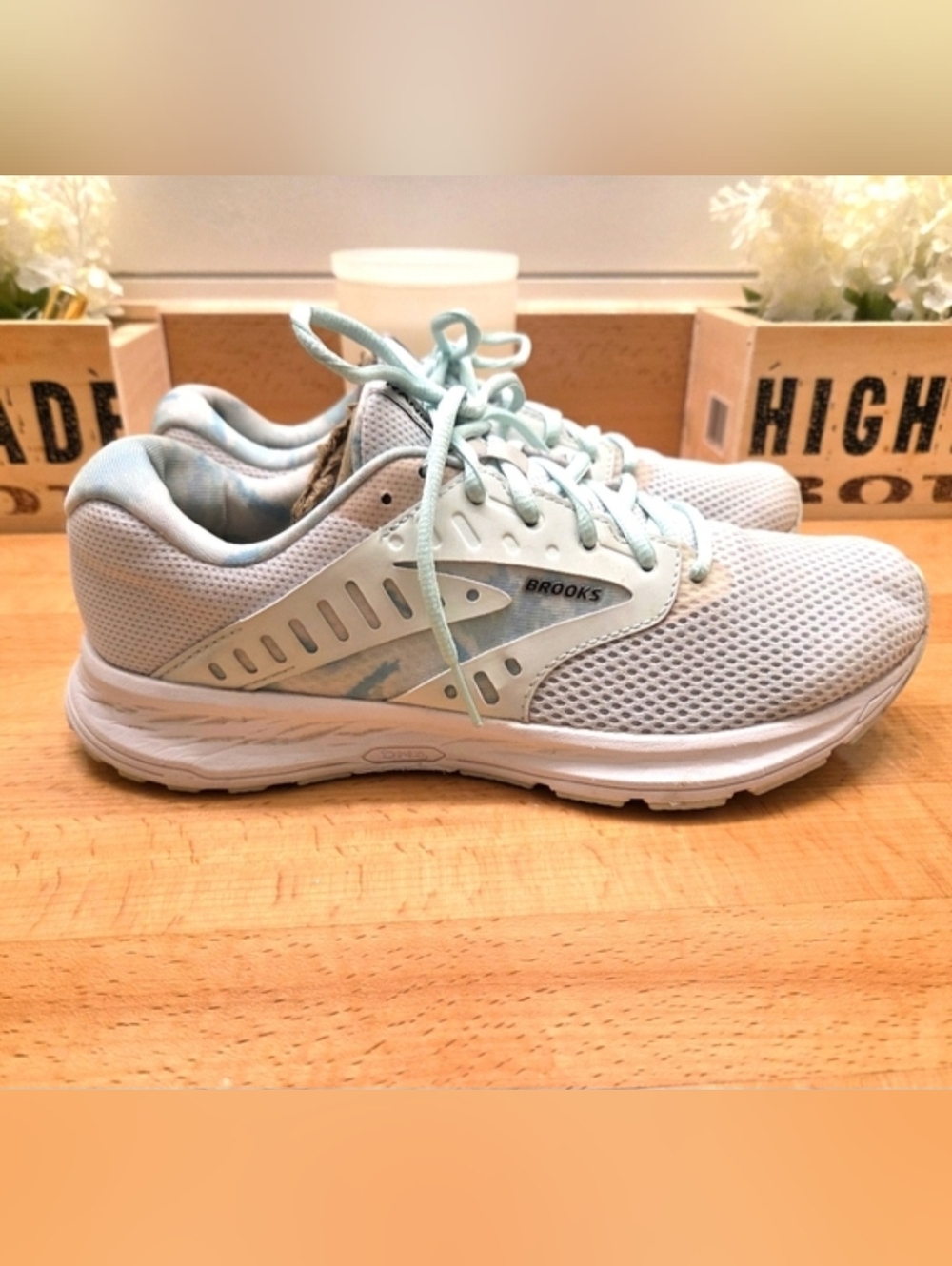 Brooks Range 2 Running Sneakers  White/Grey/Aruba Womens Size 9